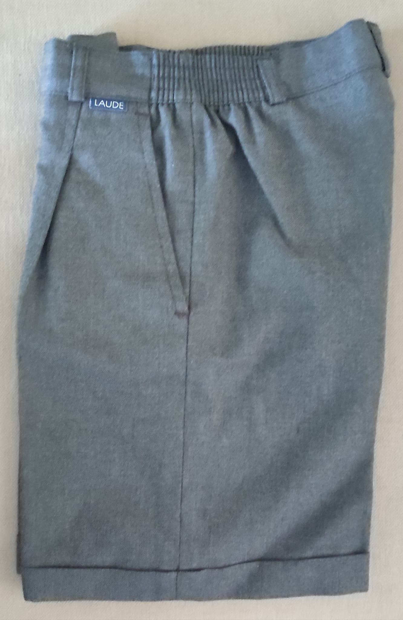 Pantalón gris corto Laude